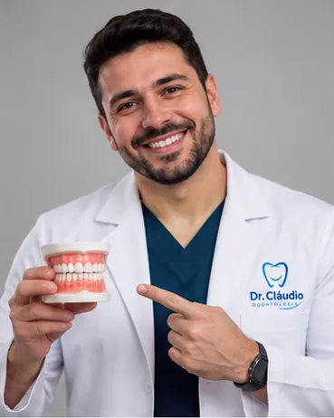 Dr. Cláudio segurando um modelo de arcada dentária